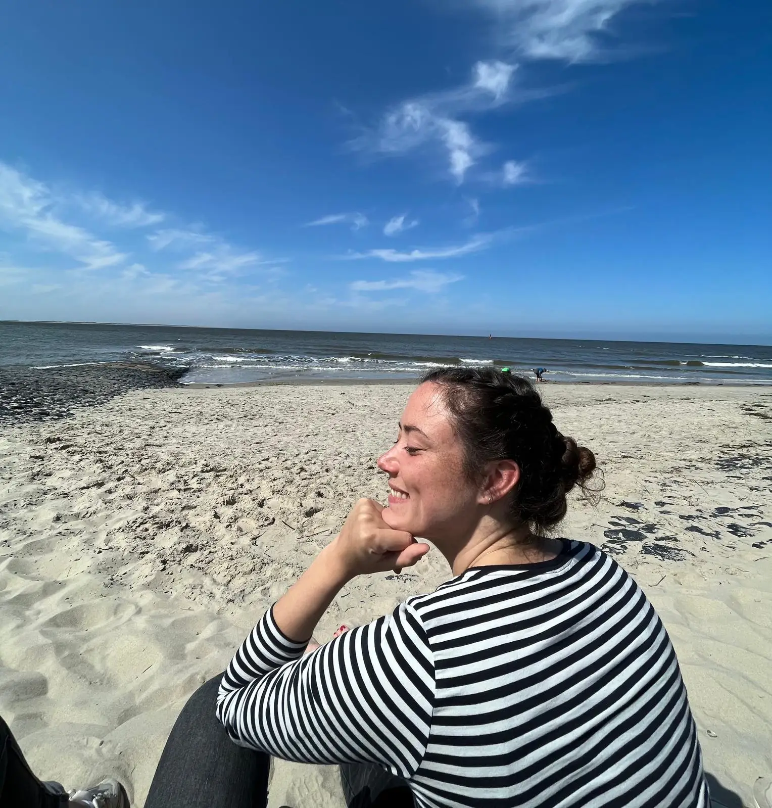 Julia Heßling am Strand an der ostfriesischen Küste